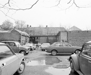 880664 Gezicht op een deel van het parkeerterrein in 'het gat in de Voorstraat', tussen de panden Voorstraat 61 en 71 ...